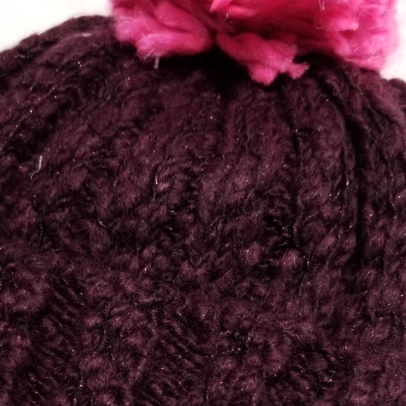 🍒NWT🍒 HOLLISTER SHINY BEANIE W/ POM - Picture 4 of 5